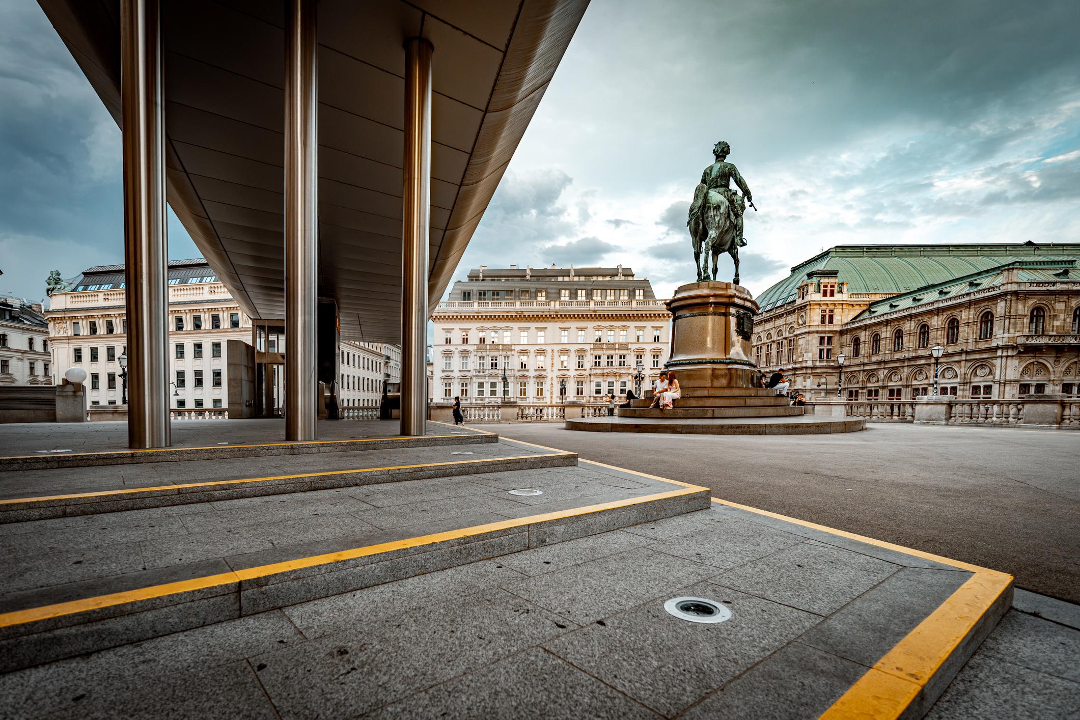 Terrazza dell’Albertina con la statua equestre dell’arciduca Alberto e il panorama verso l’Opera