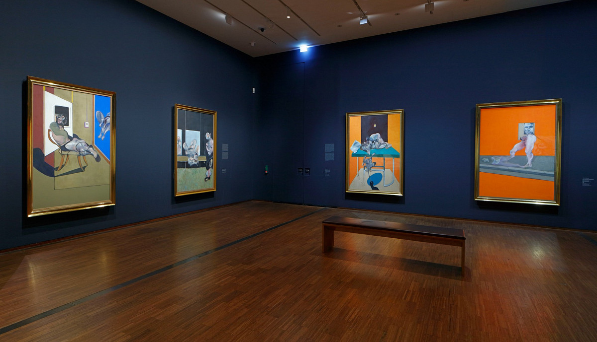 Sala con dipinti di Francis Bacon, figure sedute e studi del corpo