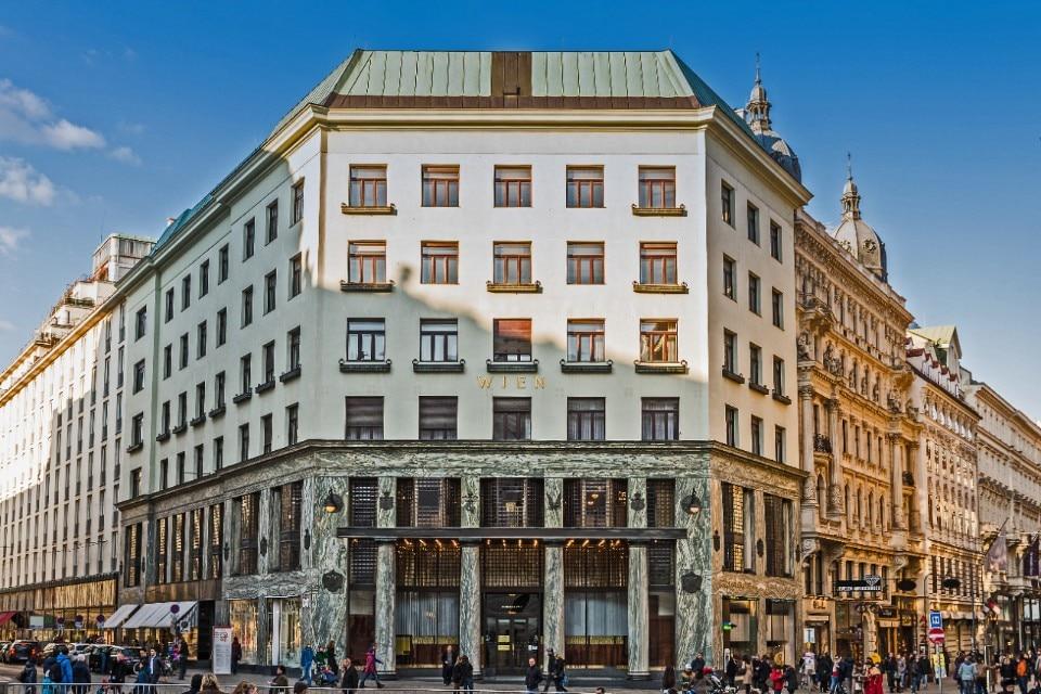 Looshaus vista da Michaelerplatz, con marmo al piano inferiore e finestre senza cornici ai piani alti