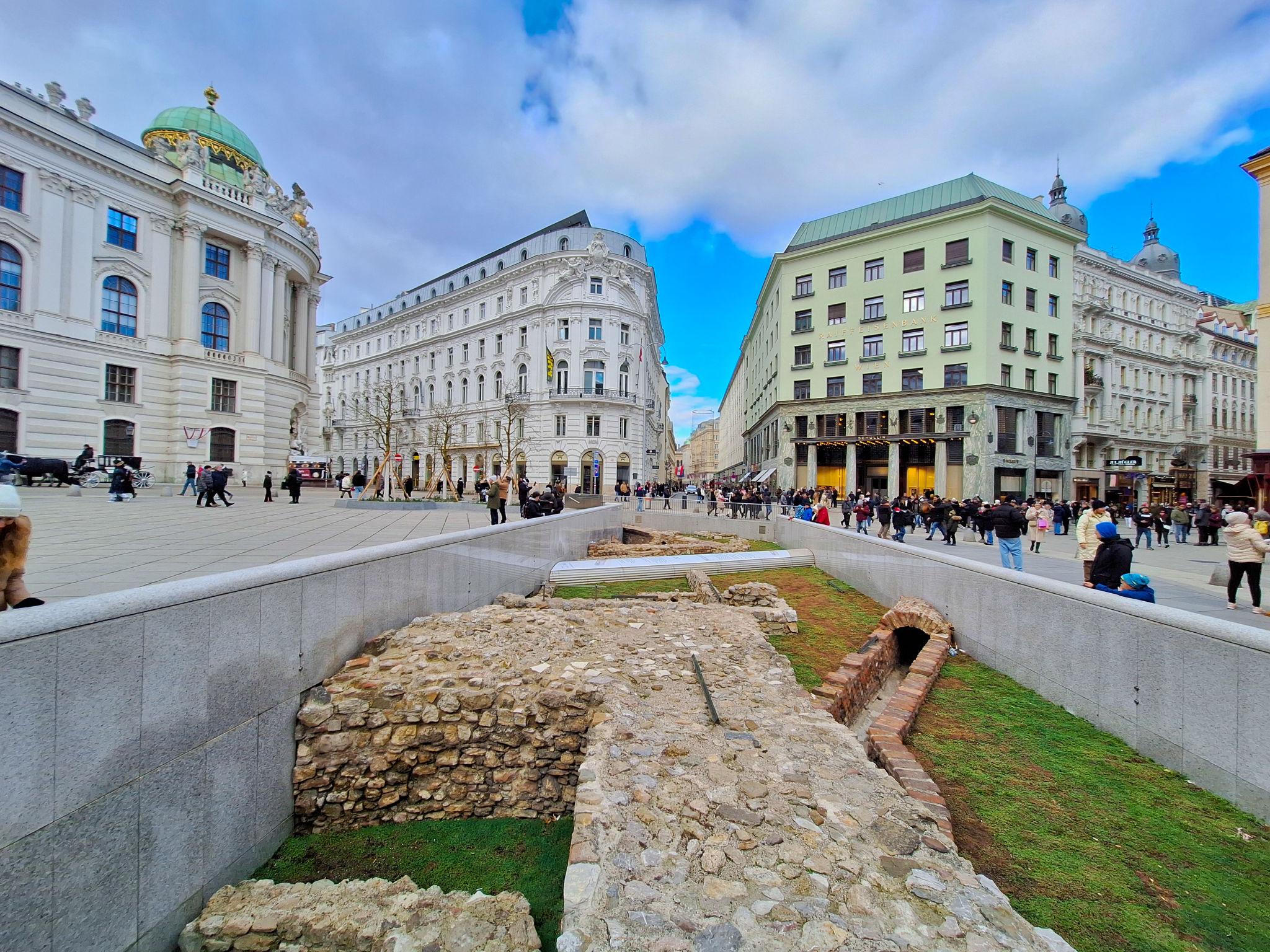 Scavi archeologici visibili al centro di Michaelerplatz