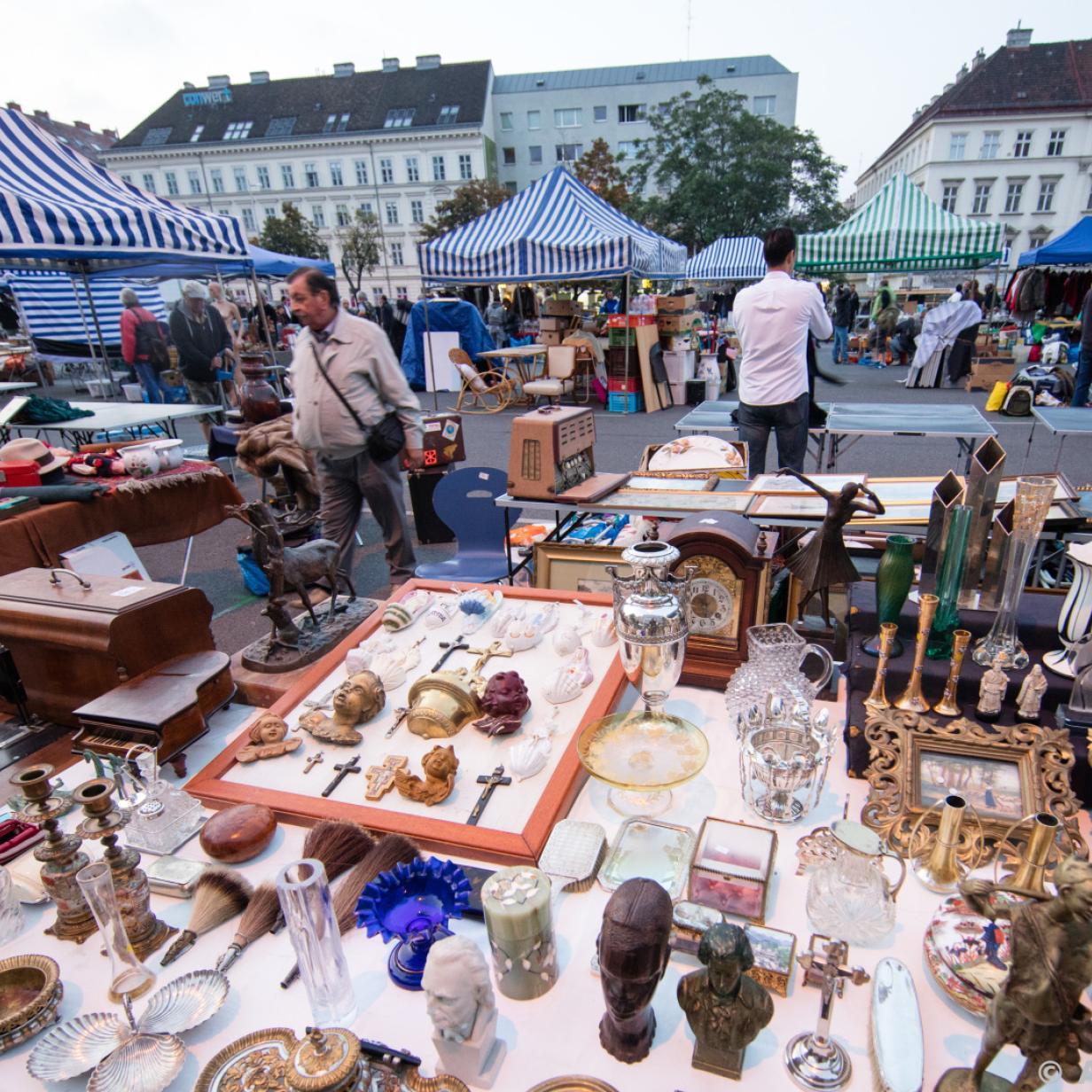 Bancarelle vintage del mercatino delle pulci al Naschmarkt