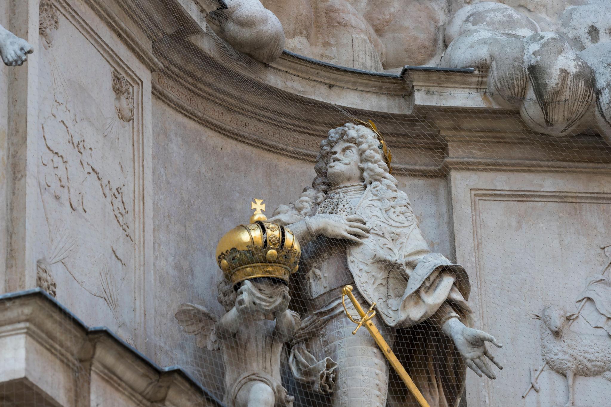 Dettaglio della Pestsäule con Leopoldo I in preghiera