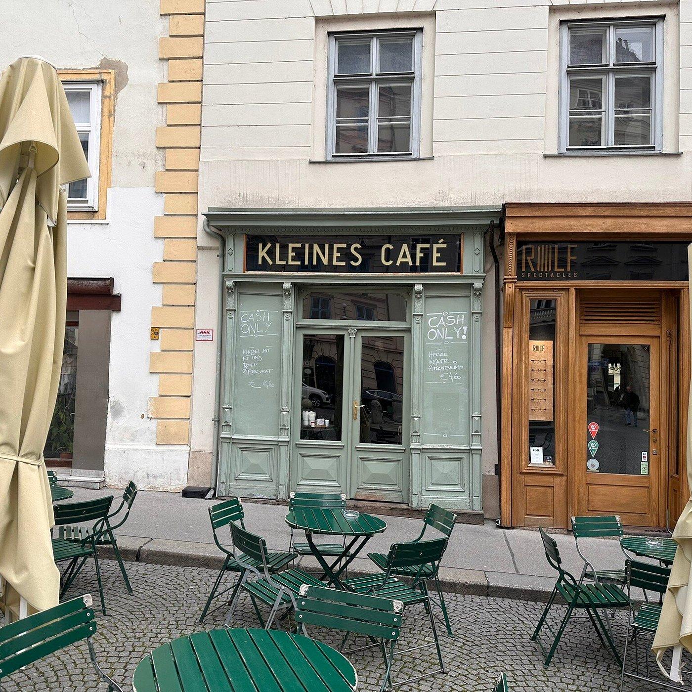 Il Kleines Café nella tranquilla Franziskanerplatz
